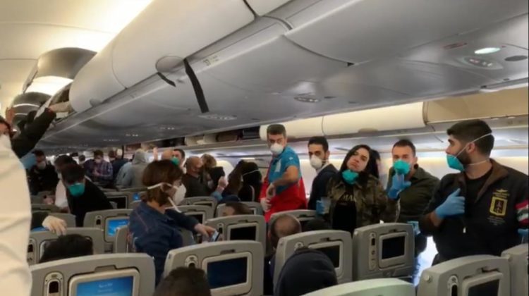 жінку без маски зняли з літака