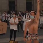 Протест обнаженных врачей в Барселоне