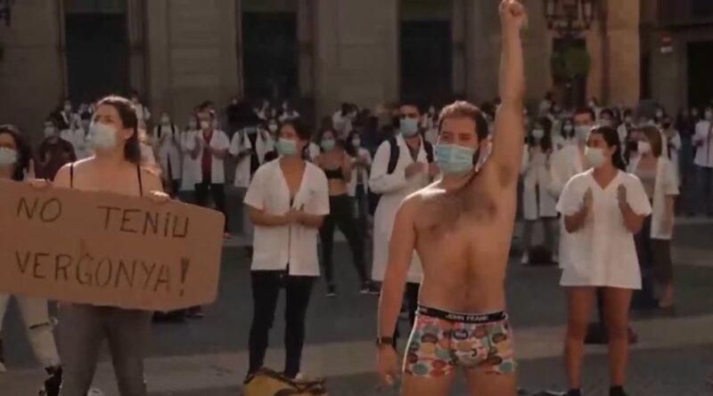 протест обнаженных врачей в Барселоне