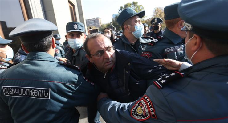 арестованы 10 оппозиционеров