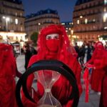 Активісти в Парижі закликали до дій по боротьбі зі зміною клімату через п'ять років після Паризької угоди Активісти в Парижі закликали до дій по боротьбі зі зміною клімату через п'ять років після Паризької угоди