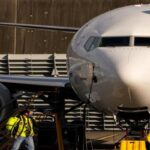 Дворічну дитину, яка не хотіла одягати маску, зняли з літака Дворічну дитину, яка не хотіла одягати маску, зняли з літака