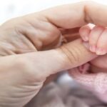Россиянка обняла ребенка после 51 дня, проведенного с аппаратом искусственного дыхания из-за COVID-19