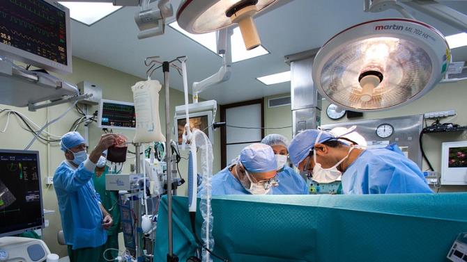 пациенту пересадили две руки и два плеча