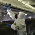 В Румынии срочно приземлился самолет, когда пассажирка с COVID-19 упала в обморок В Румынии срочно приземлился самолет, когда пассажирка с COVID-19 упала в обморок