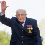 Ветеран, который собрал для британских врачей 45 миллионов долларов, болен COVID-19 Ветеран, который собрал для британских врачей 45 миллионов долларов, болен COVID-19