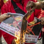 Перший протест проти військового перевороту в М'янмі Перший протест проти військового перевороту в М'янмі