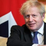 Джонсон планирует вакцинировать всех взрослых британцев к концу июля