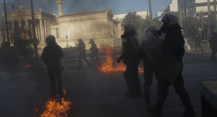 полицейские пострадали от протестующих