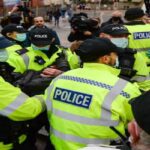 Двоє поліцейських отримали поранення в Англії через новий закон про обмеження протестів (ВІДЕО) Двоє поліцейських отримали поранення в Англії через новий закон про обмеження протестів (ВІДЕО)