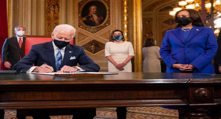 робота над восковими фігурами Харріс і Байдена