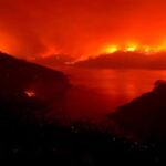 Греческие пожарные надеются справиться с лесным пожаром Греческие пожарные надеются справиться с лесным пожаром