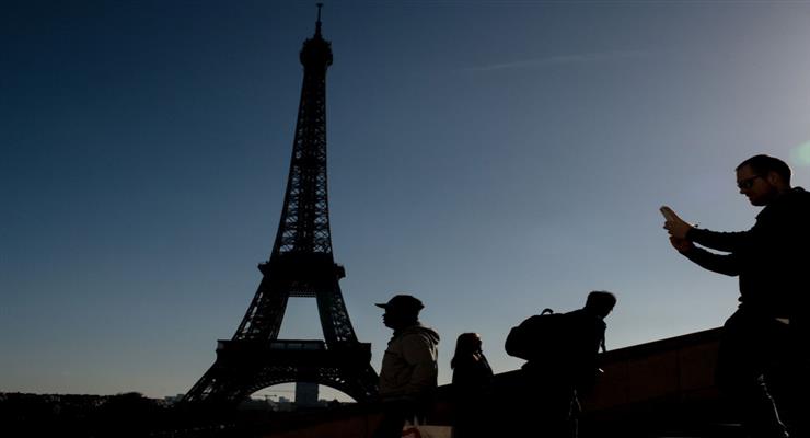 Эйфелева башня открыта для посетителей