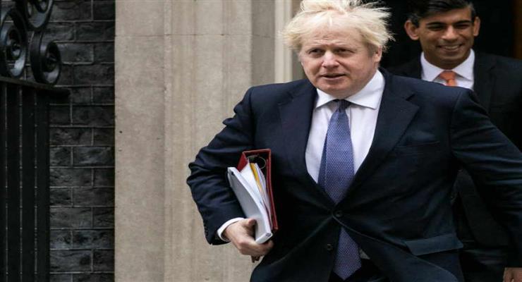 Англія знімає маски