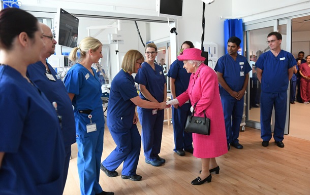 королева Елизавета II вручила Георгиевский крест Британской национальной службе здравоохранения