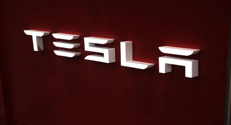 США исследуют Tesla с системой автопилота