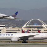 United Airlines увольняет сотни непривитых сотрудников