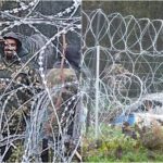 Польша: Беларусь раздает мигрантам военную форму, ждем провокаций