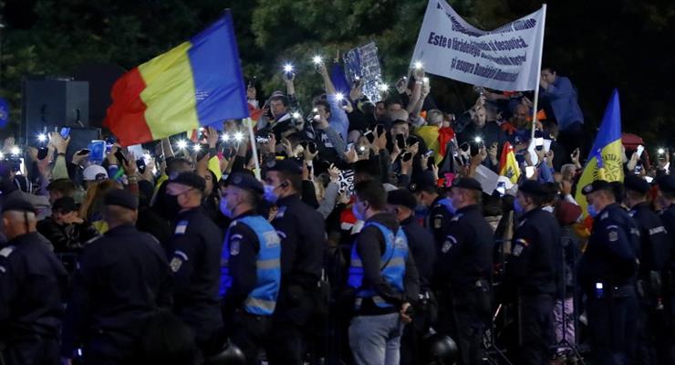 Тисячі людей протестують проти сертифікатів COVID-19 і обмежень в Румунії