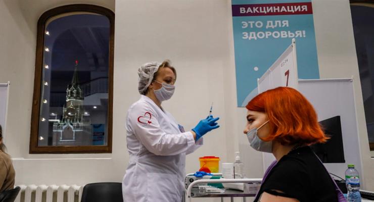 Росія попереджає: за такої низької вакцинації неможливо контролювати COVID-19