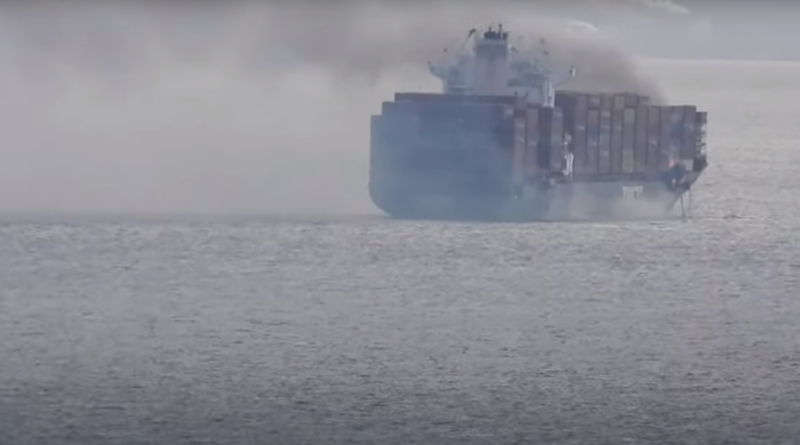 Контейнеровоз з небезпечними матеріалами горить, виділяючи токсичний газ біля берегів Канади