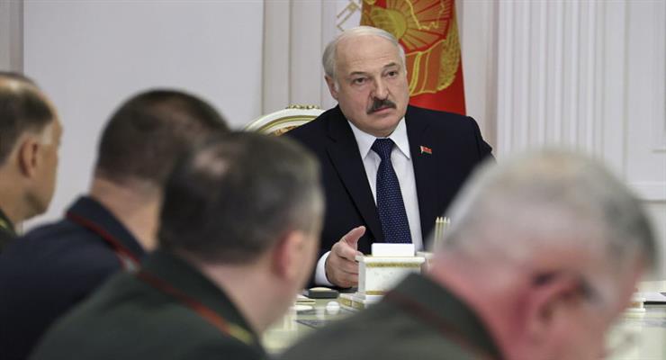 Лукашенко сказав Бі-бі-сі: "Можливо, ми допомагали мігрантам, у нас великі серця"