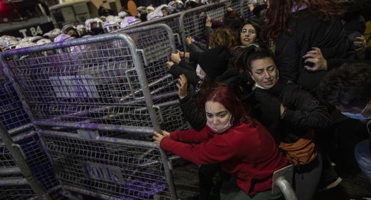 У Стамбулі пройшла акція протесту проти насильства щодо жінок, поліція застосувала сльозогінний газ