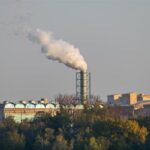 Китайский сталелитейный завод покрывает город в Сербии красной пылью