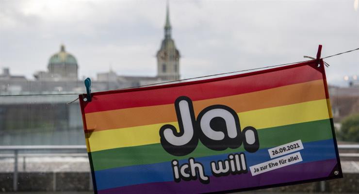 Швейцарія дозволить одностатевим парам одружитися