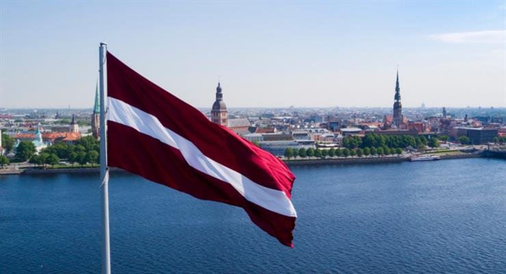 Роботодавці у Латвії тепер можуть звільняти нещеплених від COVID-19