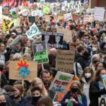 Молодые активисты протестовали в Глазго против изменения климата Молодые активисты протестовали в Глазго против изменения климата