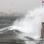 Четверо погибли и 19 получили ранения из-за сильного ветра в Стамбуле