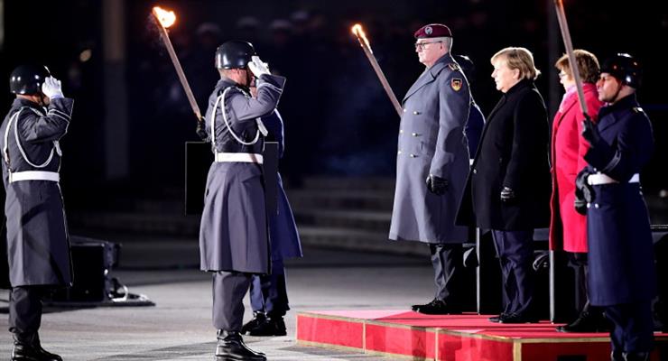 Меркель попрощалася з постом канцлера військовим ритуалом з XVI ст