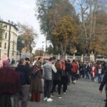 «Люди йдуть»: уражені кризою турки вишиковуються в чергу за хлібом