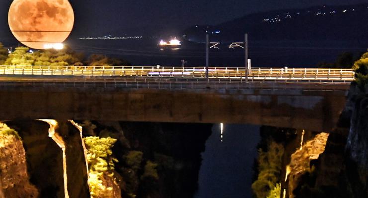 Скоро відкриється Коринфський канал