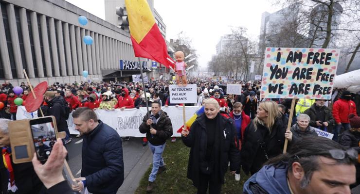 Тисячі людей протестують проти обмежень COVID у Брюсселі