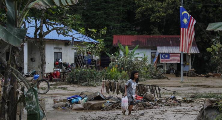 Десятки тисяч людей було евакуйовано в Малайзії після безпрецедентних повеней