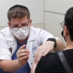 В Ізраїлі запущено тестування впливу четвертої дози вакцини на Омікрон