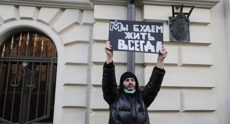 Російський суд ухвалив ліквідувати правозахисну організацію "Меморіал"