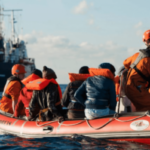 Десятки людей зникли після того, як човен із мігрантами затонув біля острова у Греції