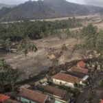 13 людей уже стали жертвами вулкану Семеру
