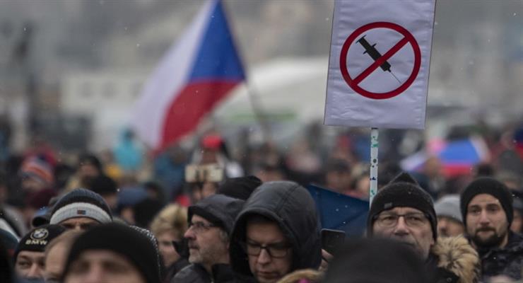 Тисячі чехів протестують проти обов'язкової вакцинації від COVID