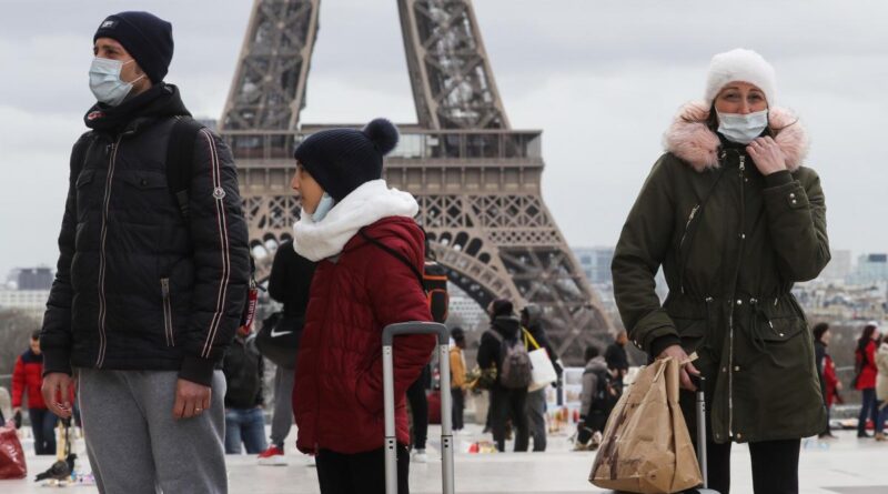 Суд скасував обов'язкове носіння масок на відкритому повітрі у Парижі
