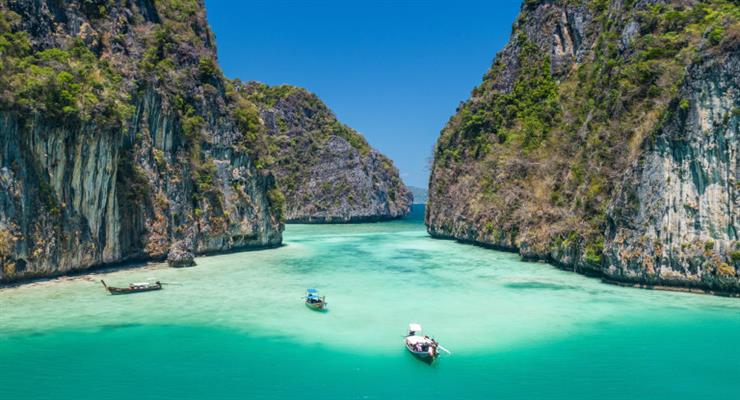 Влада Таїланду намагається зупинити розлив нафти біля своїх курортних островів