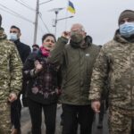 Верховный представитель ЕС посетил линию фронта на востоке Украины Верховный представитель ЕС посетил линию фронта на востоке Украины