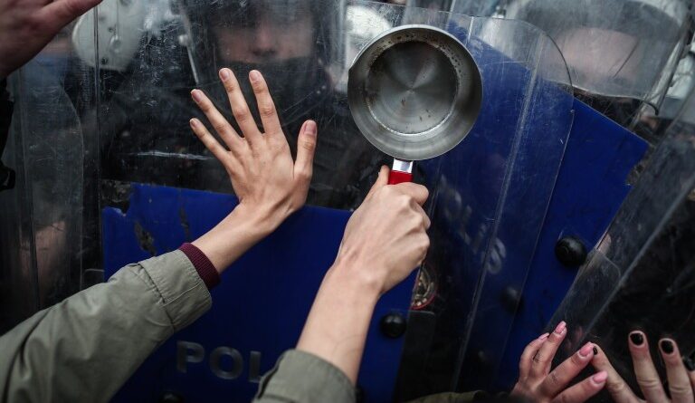 Стамбульские женщины протестовали с кастрюлями и сковородками