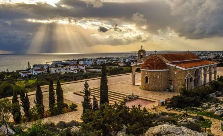 12 священиків на Кіпрі відсторонено від служби за відмову від вакцинації