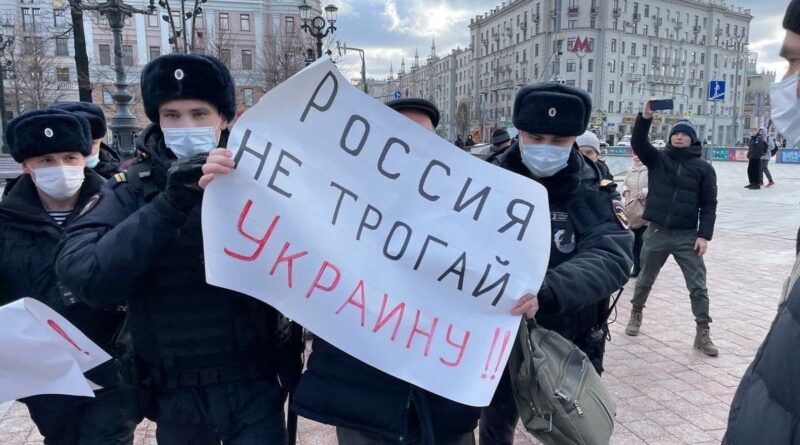 У Росії затримано сотні громадян, які протестували проти війни в Україні