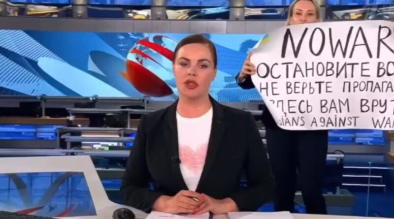 Редактор «Першого каналу» увірвався в ефір з антивоєнним плакатом