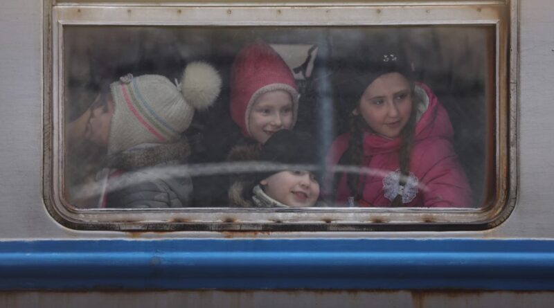 ЄК: Половина українських біженців - діти